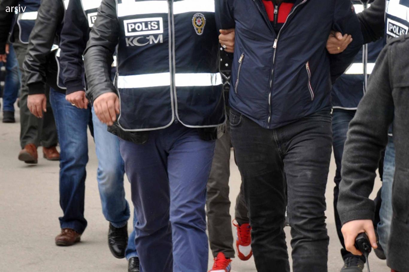 Mersin'de paralel yapı iddiasıyla 10 kişi tutuklandı Mersin'de paralel yapı iddiasıyla 10 kişi tutuklandı